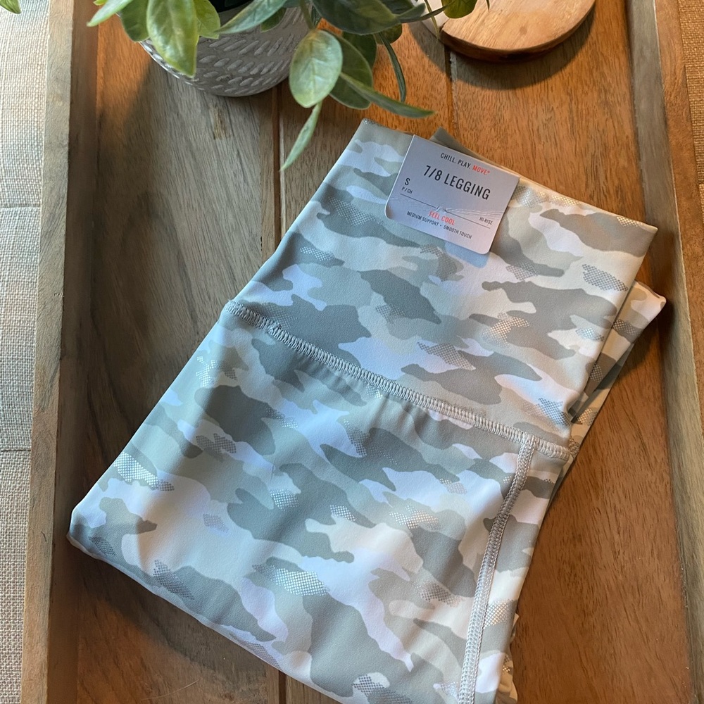 7/8 Aerie Camo Leggings Size Small